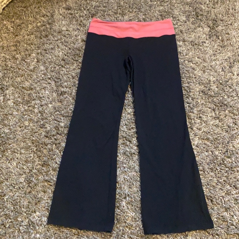 Lululemon black groove yoga pants size 8